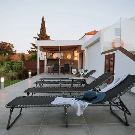 Villa Manolis Seaside With Private Pool